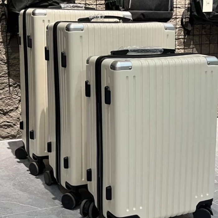 Σετ Βαλίτσες 3 Τεμαχίων 20″-24″-28″ – Σκληρές, Ελαφριές & Ανθεκτικές – ΕΚΡΟΥ-ΜΑΥΡΟ